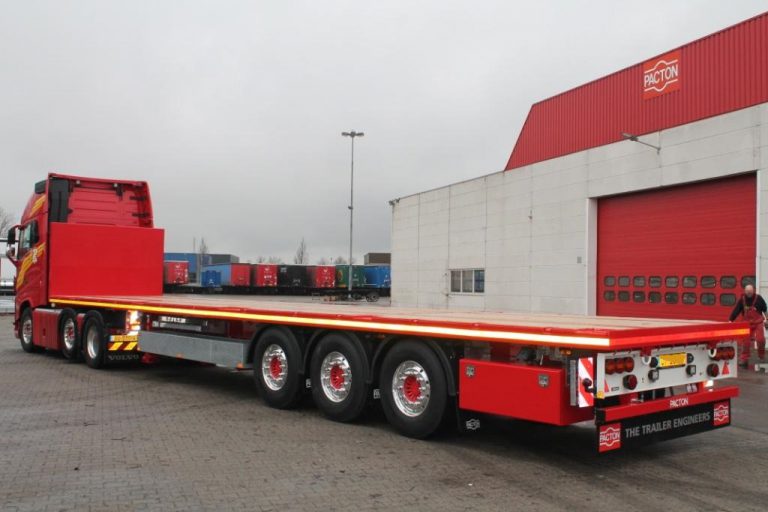 KAMPHUIS TRANSPORT REALISEERT EENHEID MET TRIO VLAKKE PACTON-OPLEGGERS