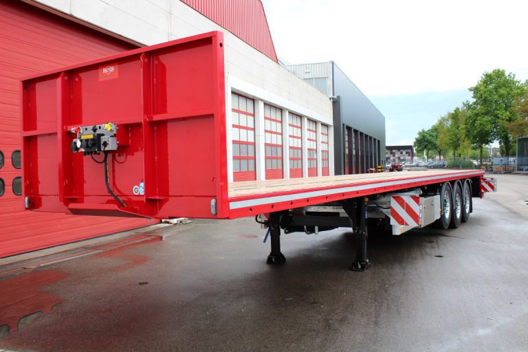 EINHEIT BEI NIJKAMP TRANSPORT DURCH FLOOR SEXTET VON PACTON TRAILERS AUS OMMEN