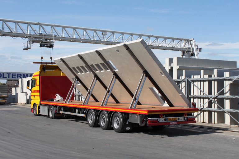 Vlakke Pacton-trailer met hydraulische schuinstelling voor Klomp Transport