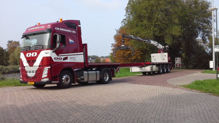 EXCEPTIONALLY MANOEUVRABLE CRANE SEMI-TRAILER FOR C.H. DEKKER