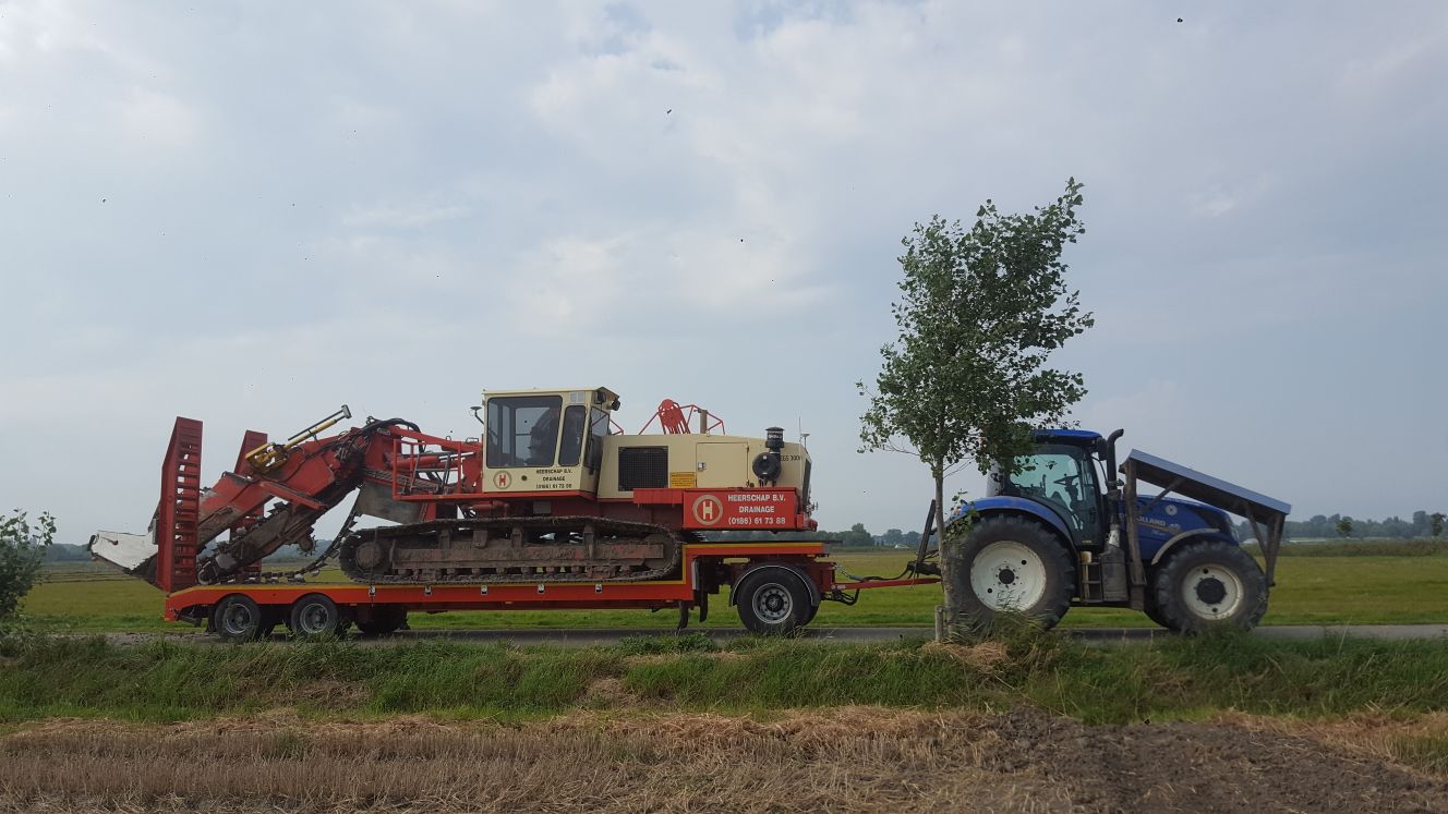 SCHWERER PACTON-AANHÄNGER TRANSPORTIERT DRAINAGEMASCHINEN