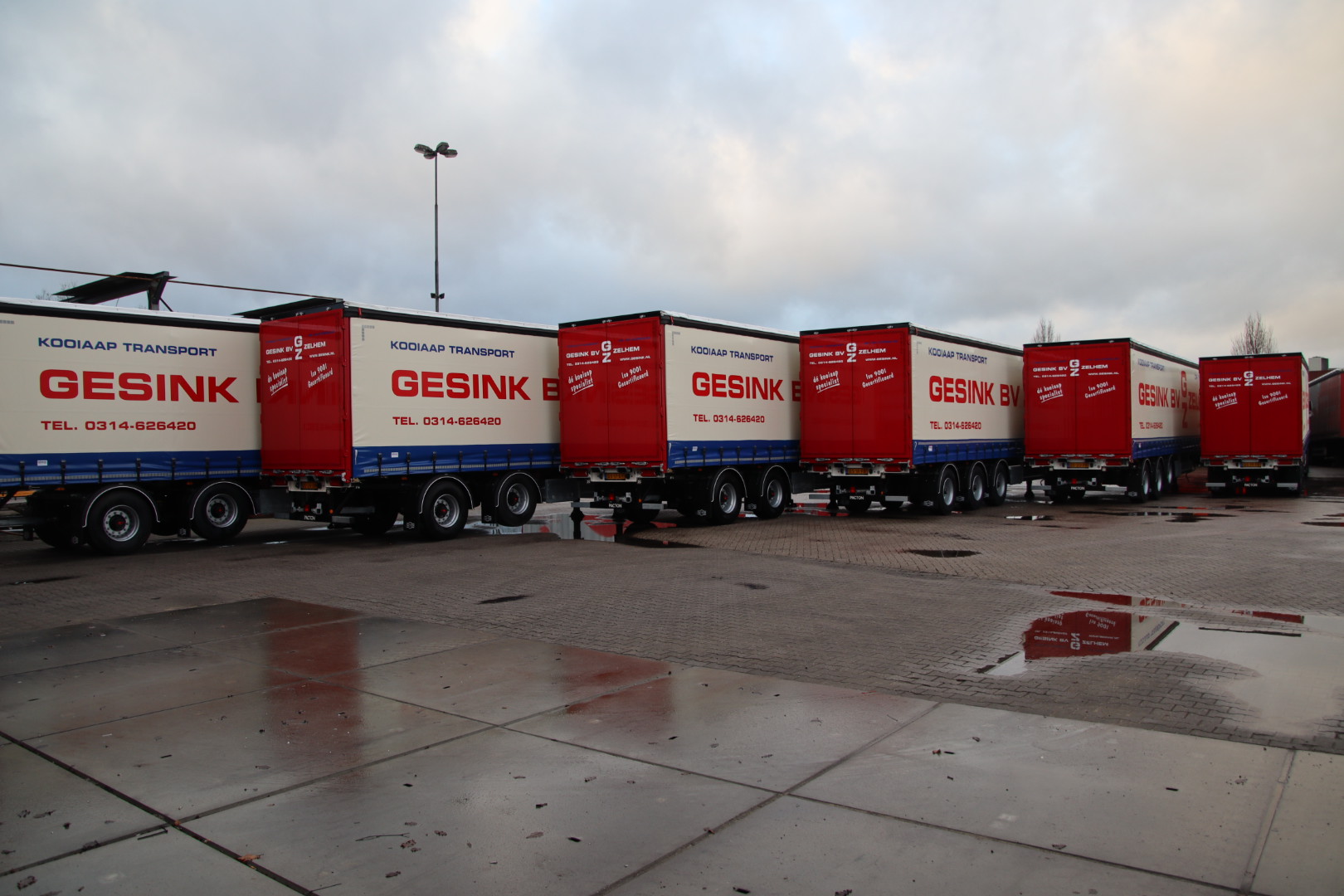GESINK DEPLOYS SIX NEW PACTON CURTAINSIDER SEMI-TRAILER WITH FORKLIFT ADAPTATION