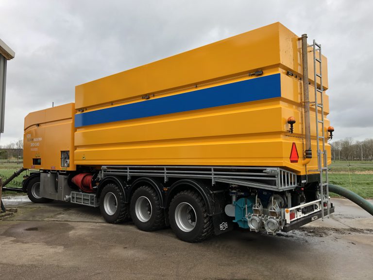 UNIQUE MANURE PUMP TRAILER ON A PACTON CHASSIS