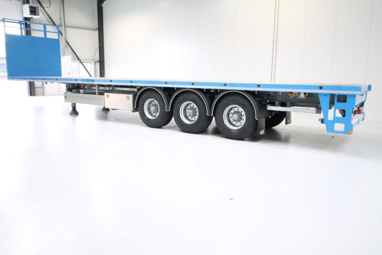 A PAIR OF ROBUST FLOOR SEMI-TRAILERS FOR SOLINES