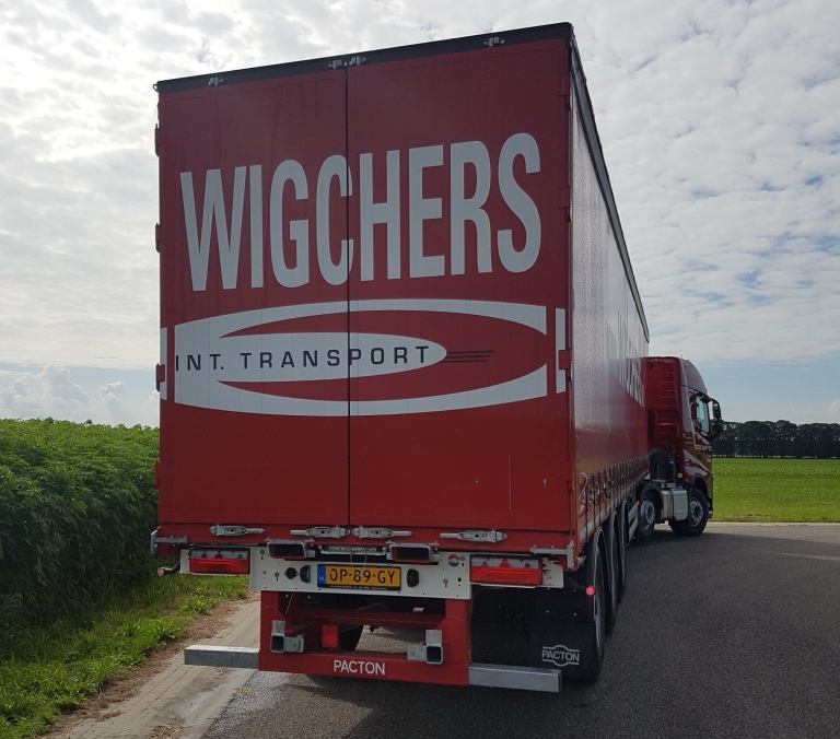 Vijf schuifzeilen/kooiaap trailers geleverd aan Wigchers Transport