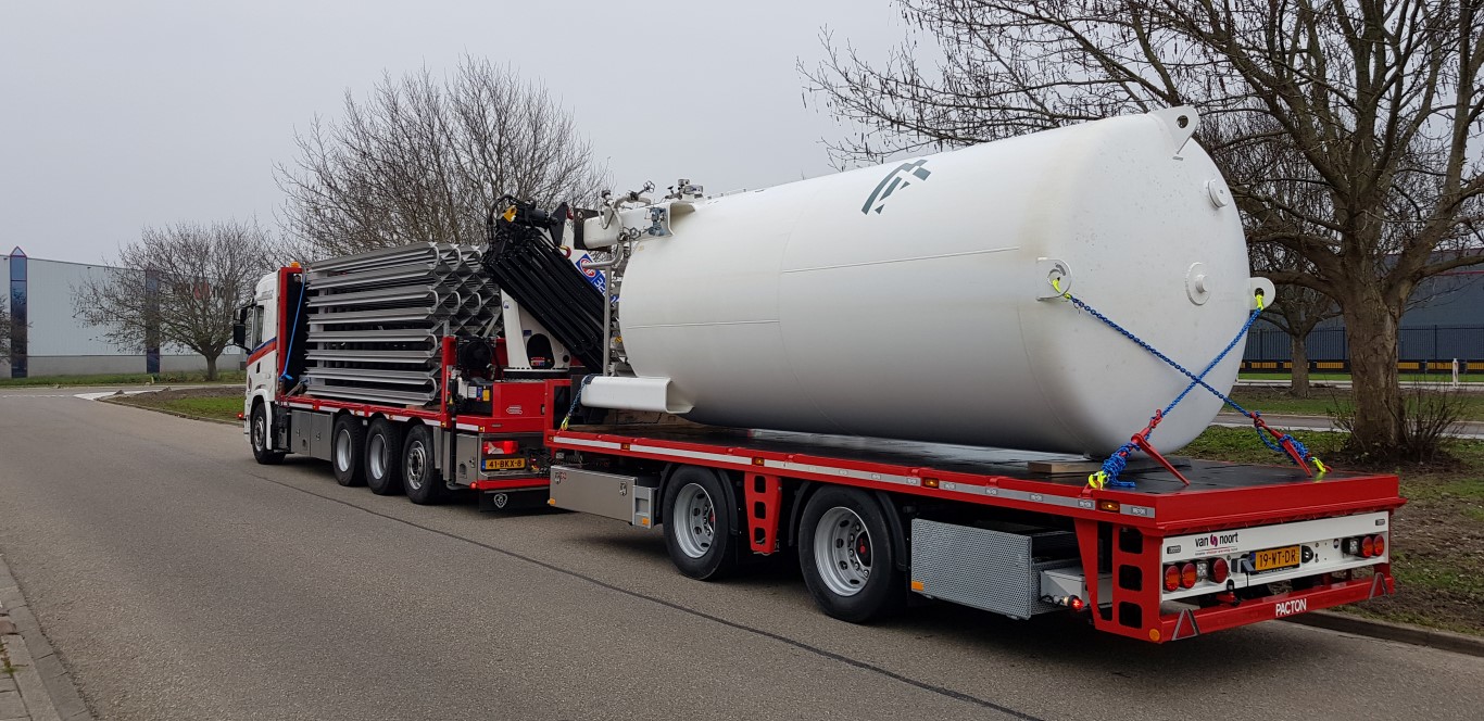 FINE-LOOKING PACTON SEMI-TRAILER FOR VAN NOORT IS RESISTANT TO HEAVY DUTY WORK