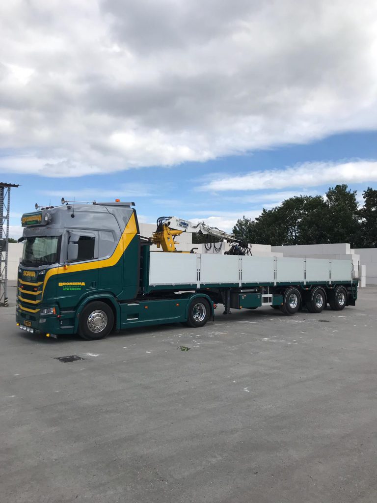 PACTON/KENNIS CRANE SEMI-TRAILER FOR BRONSEMA STONE TRADE AND TRANSPORT