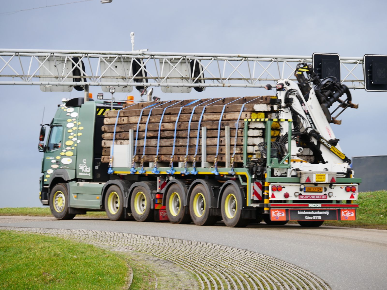 R. KAMERMANS TRANSPORT WIRBT MIT SEINEM NEUSTEN TRAILER FÜR KIKA