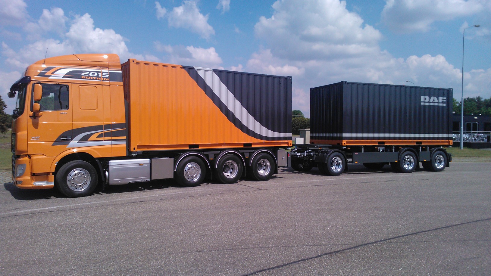 Großer beladener containeranhänger mit lkw-beleuchtung