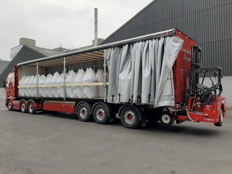 PACTON CURTAINSIDER WITH UNIQUE FORKLIFT ATTACHMENT FOR R. VAN DER WIJST TRANSPORT