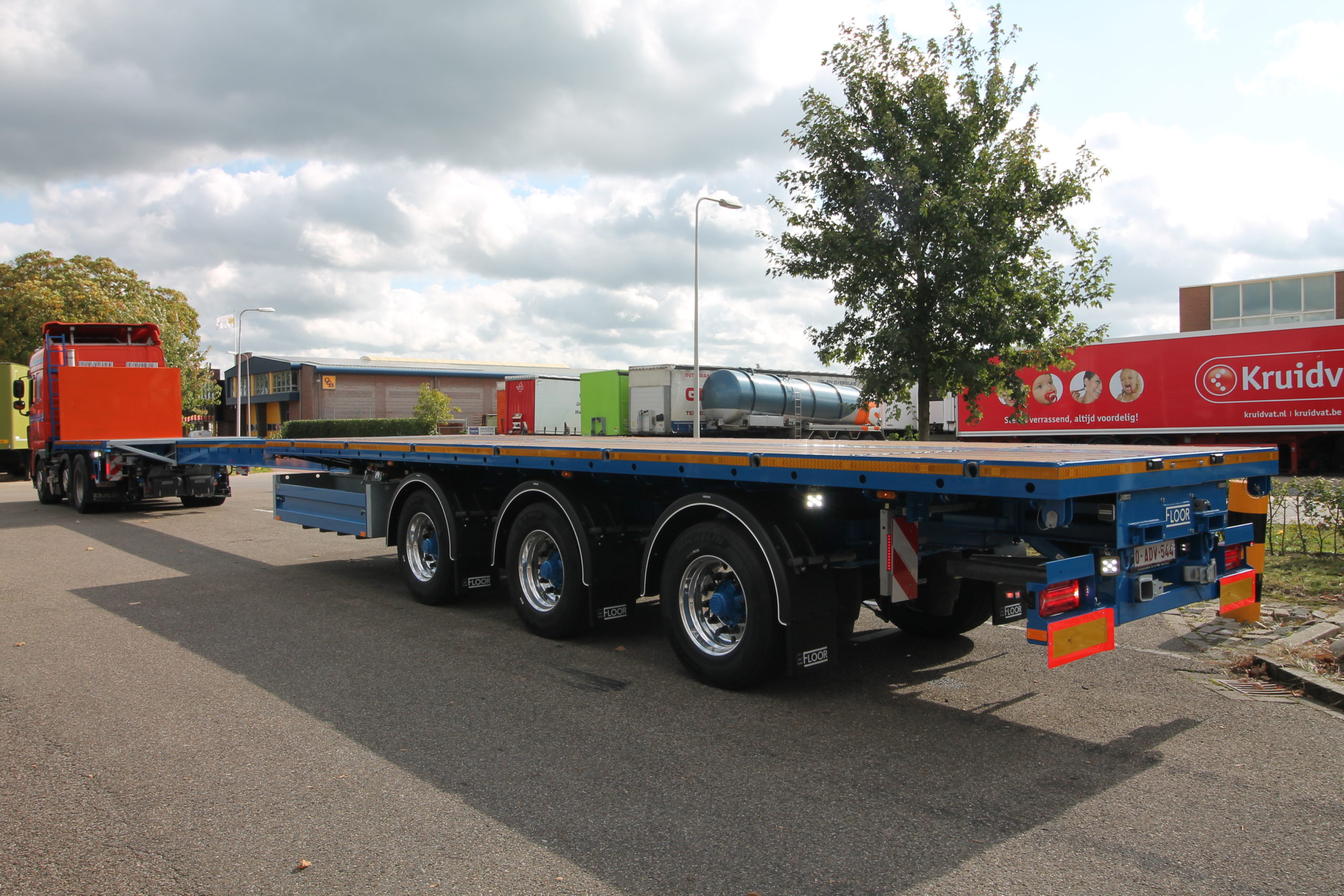 EXTENDABLE PLATFORM TRAILER