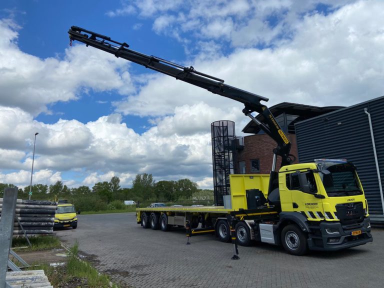 Extendable Floor Semi-Trailer Unburdens Lokhoff at the Placement of Lighting Columns