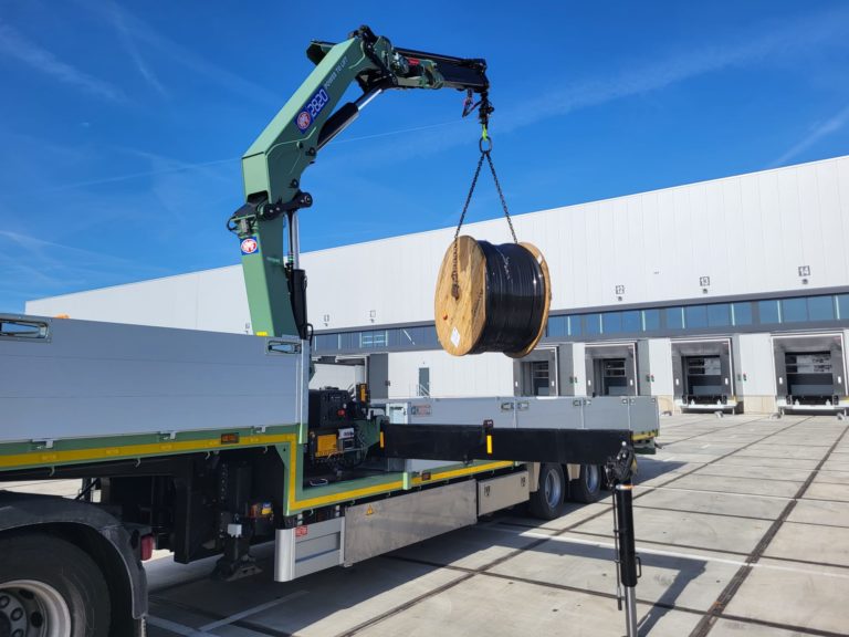 Oegema equips new Pacton semi-flatbed trailer with first-ever electric crane