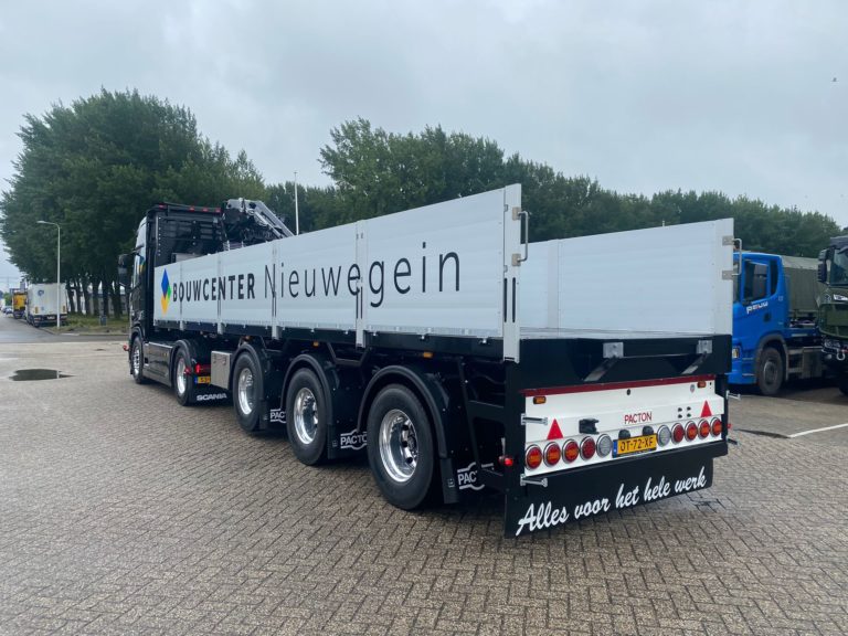 Compacte drieassige Pacton/Kennis kraantrailer voor Bouwcenter Nieuwegein