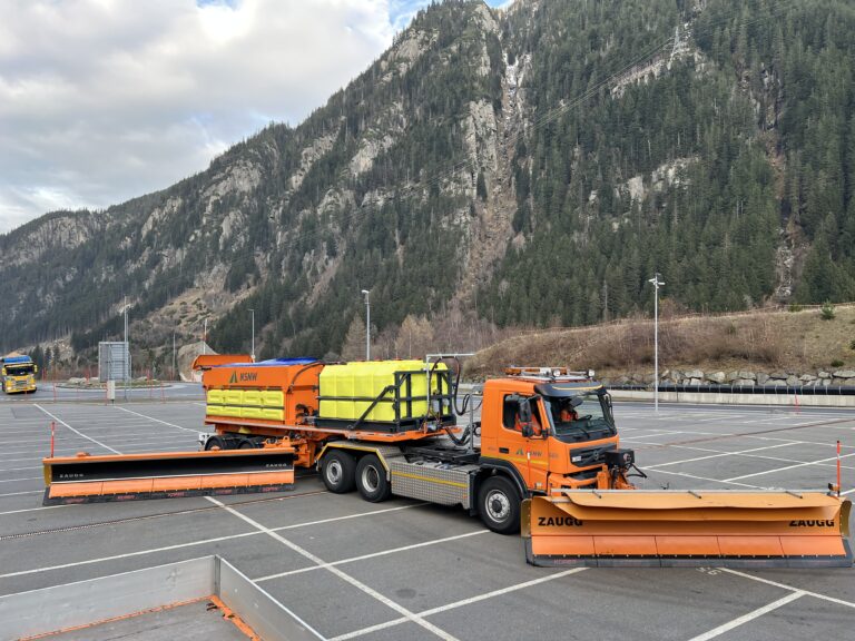 Pacton entwickelt Winterdienst Auflieger mit Schneepflug für Schweizer Straßenbetreiber